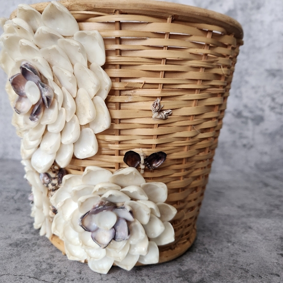 Vintage 70's handmade shell art tri floral Wicker basket vase retro unique - Picture 6 of 12